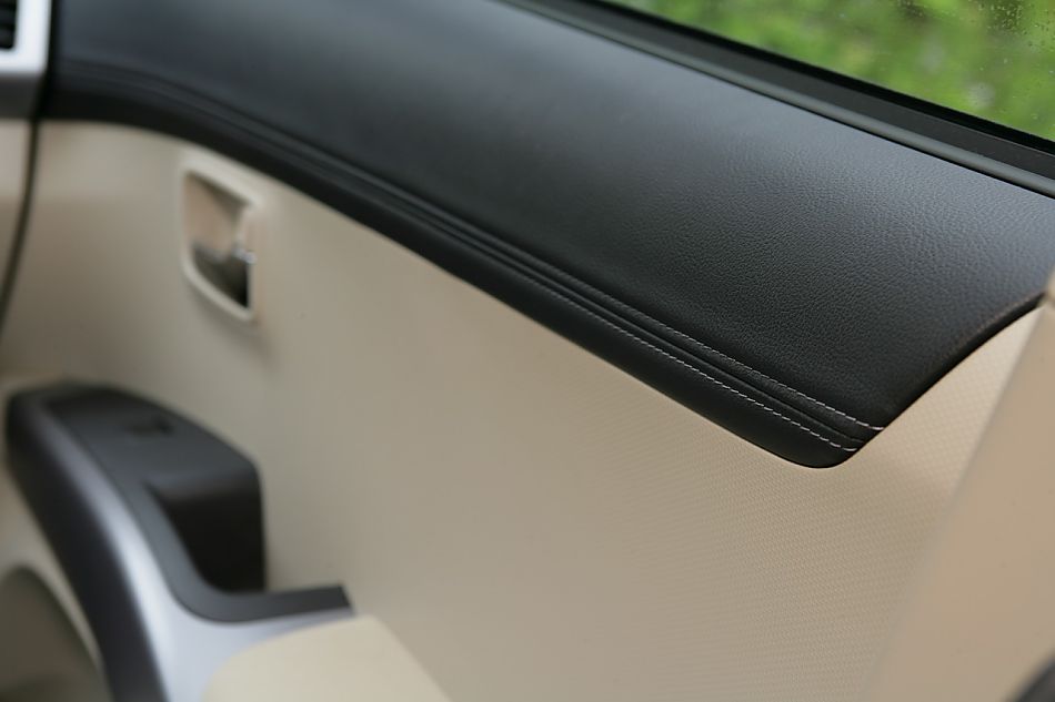 2010款三菱欧蓝德内饰资料图