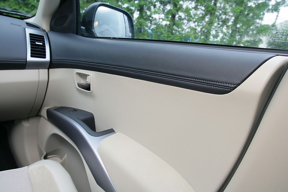 2010款三菱欧蓝德内饰资料图