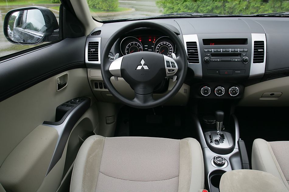 2010款三菱欧蓝德内饰资料图