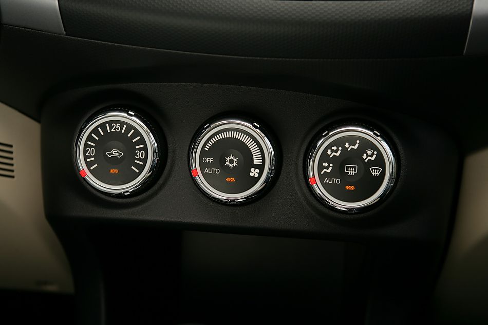 2010款三菱欧蓝德内饰资料图