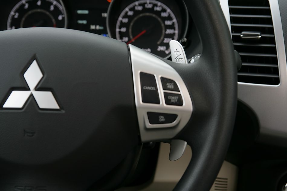 2010款三菱欧蓝德内饰资料图