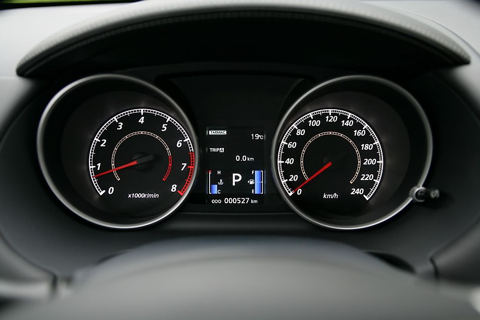 2010款三菱欧蓝德内饰资料图