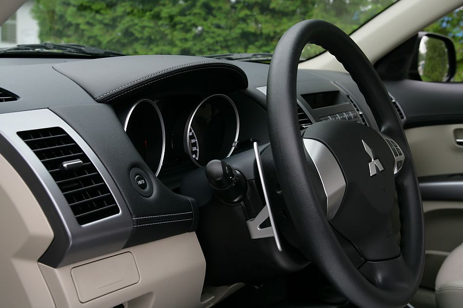 2010款三菱欧蓝德内饰资料图