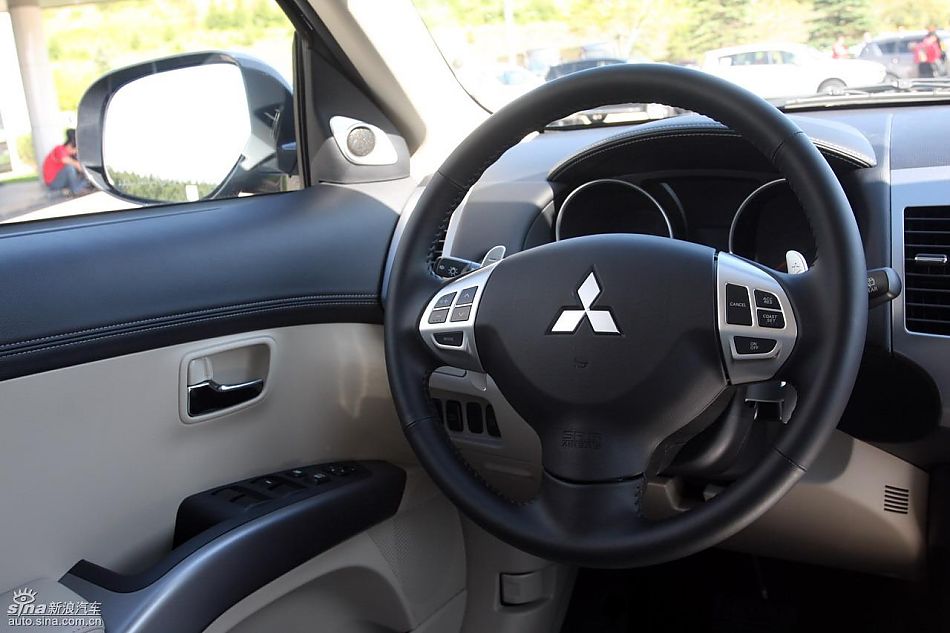 2010款三菱欧蓝德EX内饰实拍图