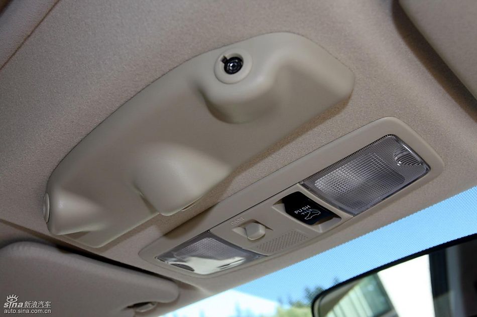 2010款三菱欧蓝德EX内饰实拍图