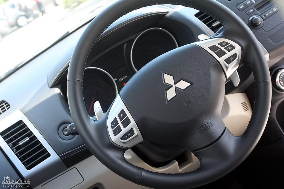 2010款三菱欧蓝德EX内饰实拍图