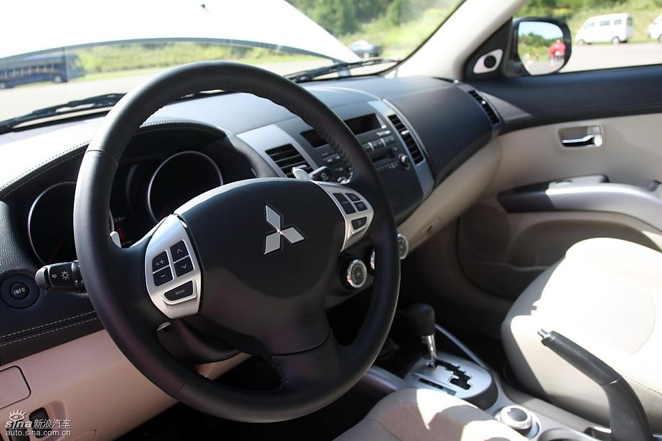 2010款三菱欧蓝德EX内饰实拍图