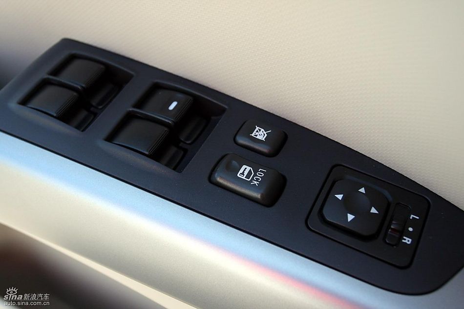 2010款三菱欧蓝德EX内饰实拍图