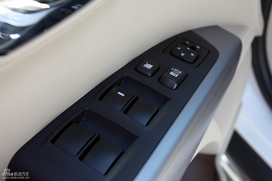 2010款三菱欧蓝德EX内饰实拍图