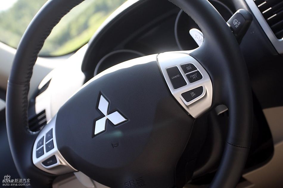 2010款三菱欧蓝德EX内饰实拍图