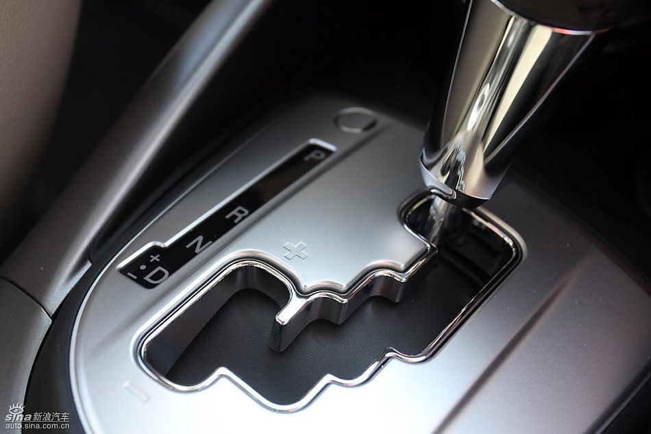 2010款三菱欧蓝德EX内饰实拍图