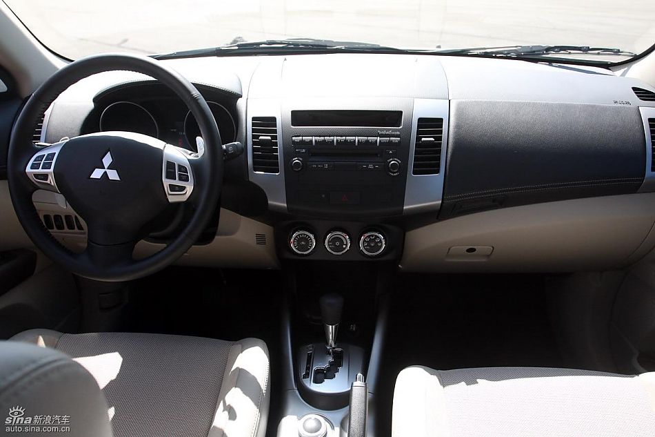 2010款三菱欧蓝德EX内饰实拍图