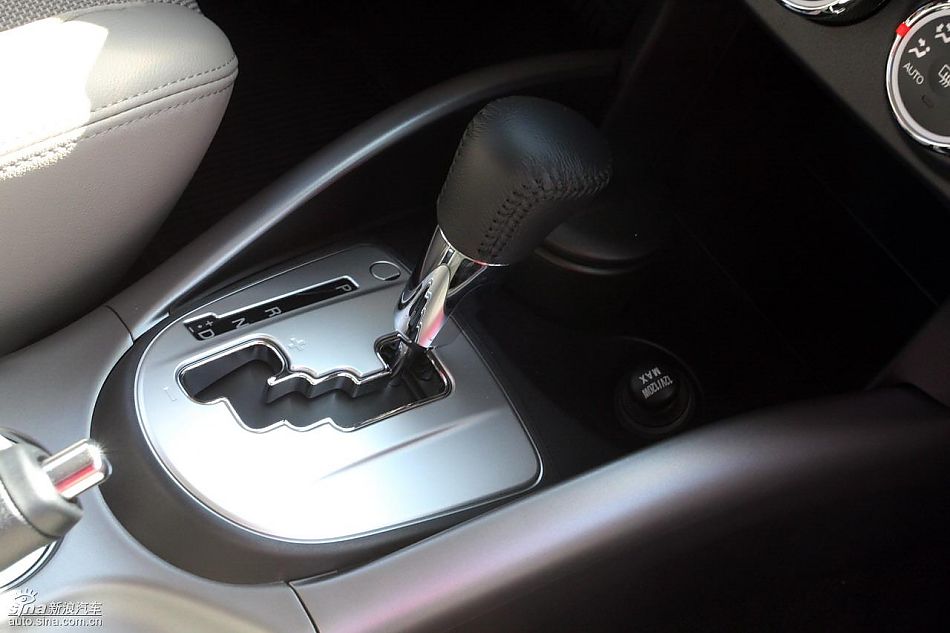 2010款三菱欧蓝德EX内饰实拍图