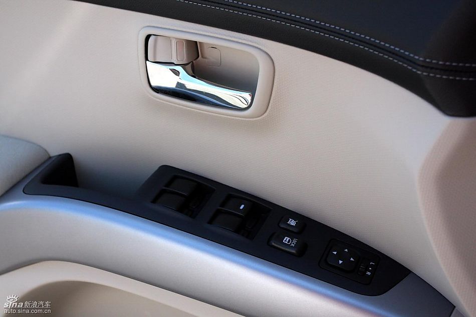 2010款三菱欧蓝德EX内饰实拍图