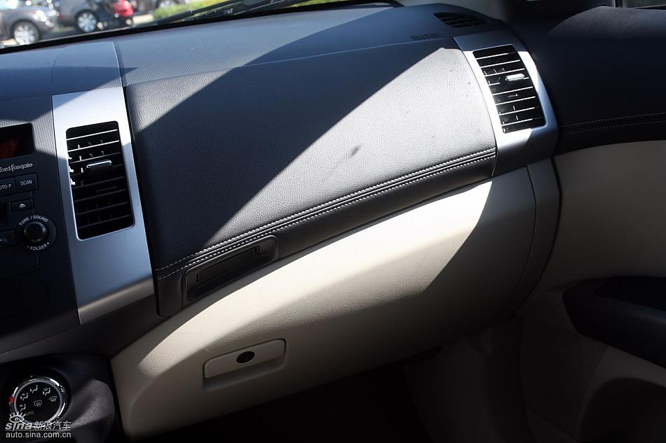 2010款三菱欧蓝德EX内饰实拍图