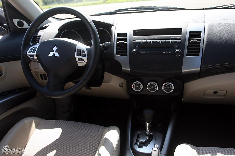 2010款三菱欧蓝德EX内饰实拍图