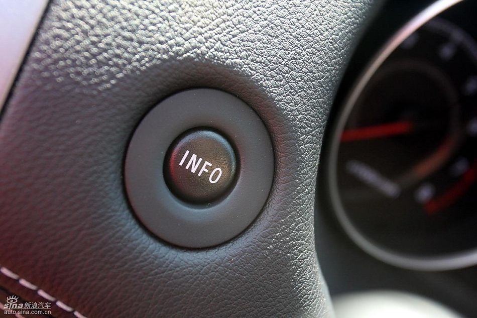 2010款三菱欧蓝德EX内饰实拍图