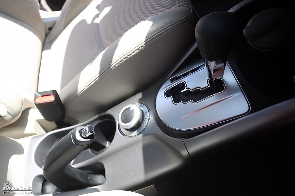 2010款三菱欧蓝德EX内饰实拍图