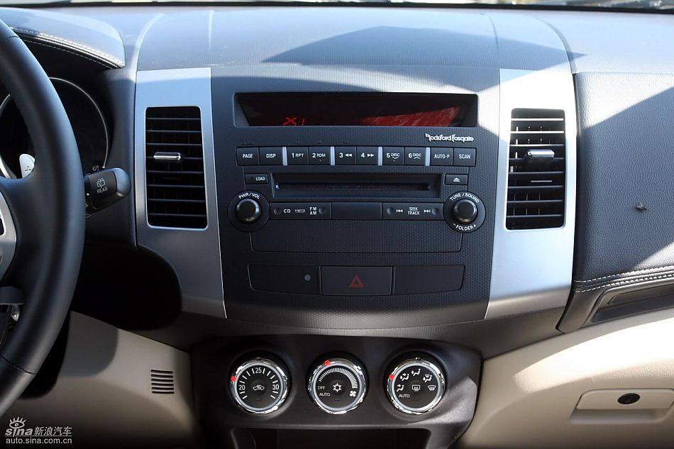 2010款三菱欧蓝德EX内饰实拍图