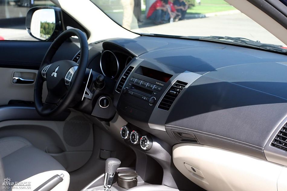 2010款三菱欧蓝德EX内饰实拍图