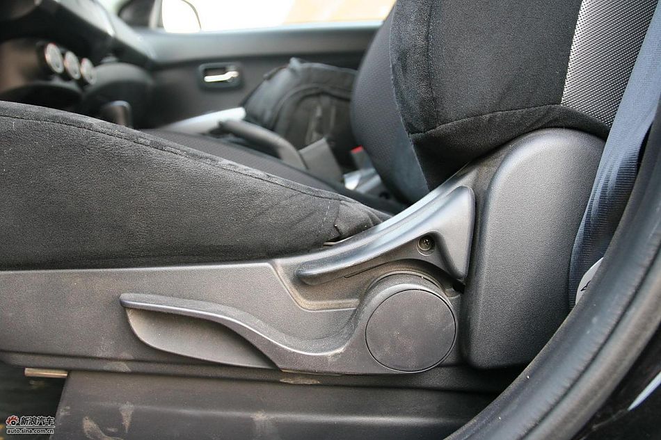 三菱欧蓝德EX劲界2.0运动版内饰及细节