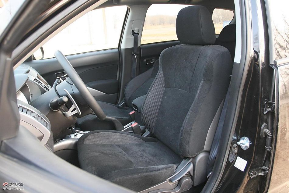 三菱欧蓝德EX劲界2.0运动版内饰及细节