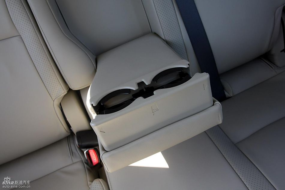 2010款三菱欧蓝德EX内饰实拍图