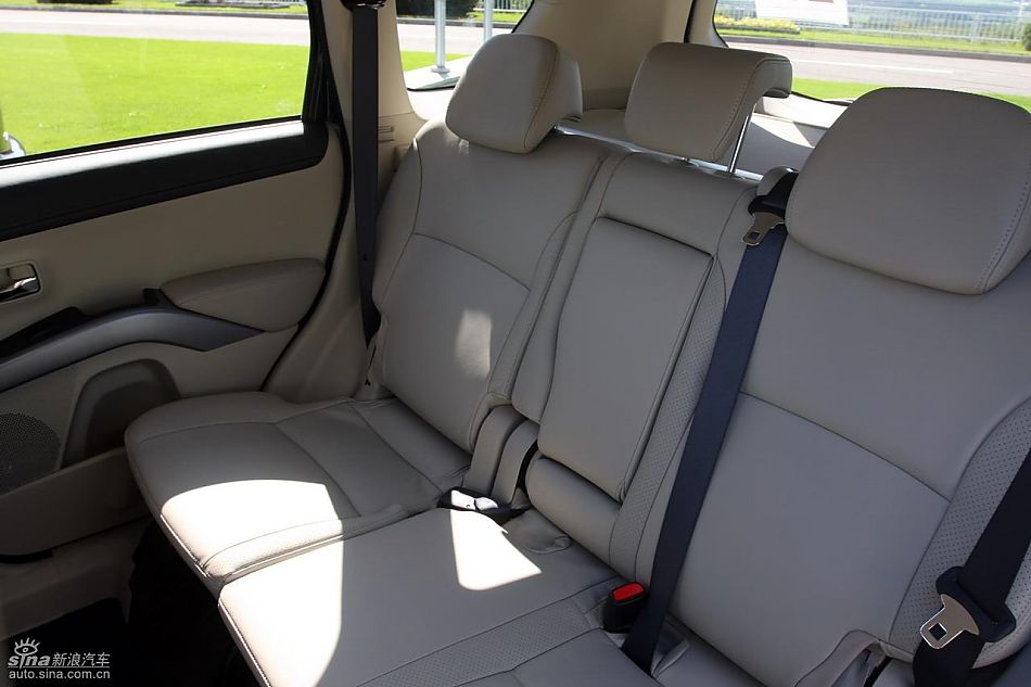 2010款三菱欧蓝德EX内饰实拍图