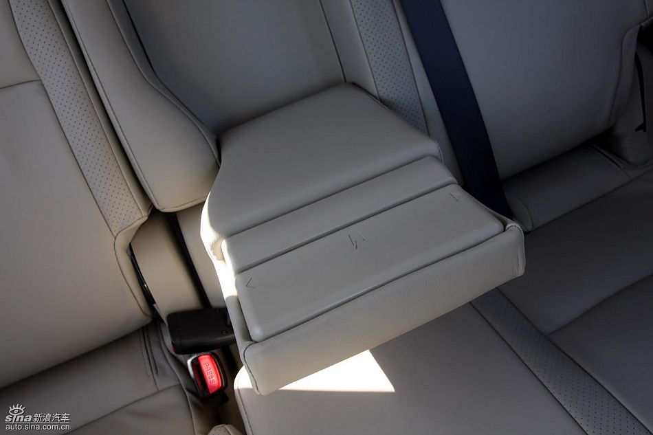 2010款三菱欧蓝德EX内饰实拍图