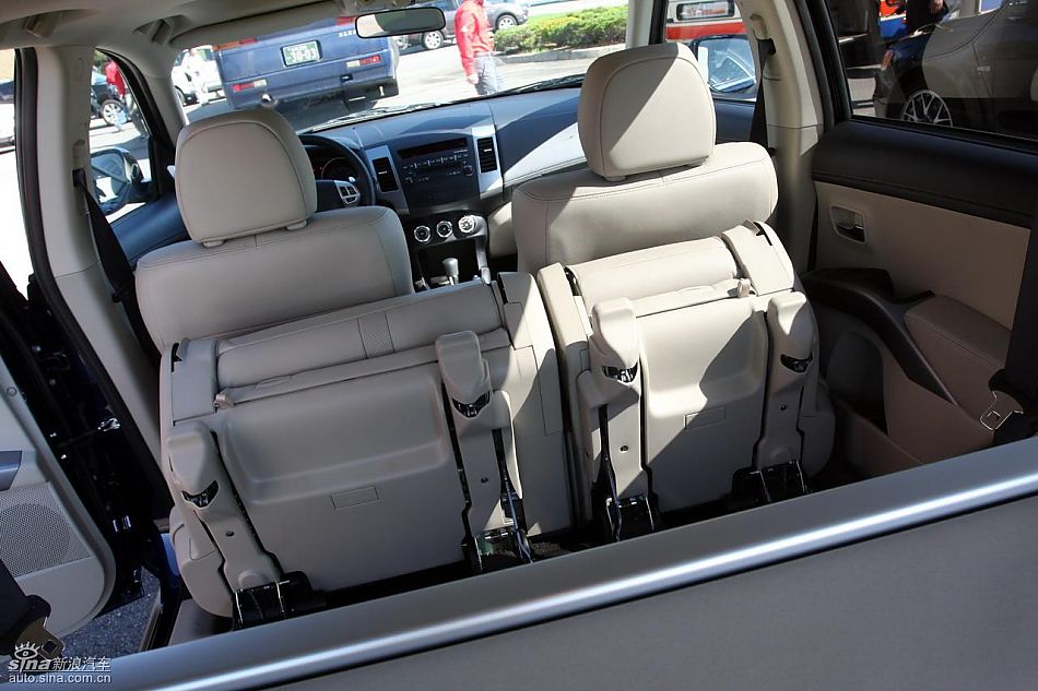 2010款三菱欧蓝德EX内饰实拍图