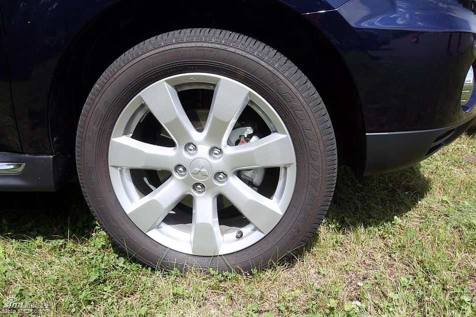 2010款三菱欧蓝德EX外观实拍图