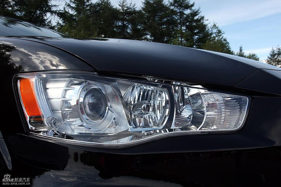 2010款三菱欧蓝德EX外观实拍图