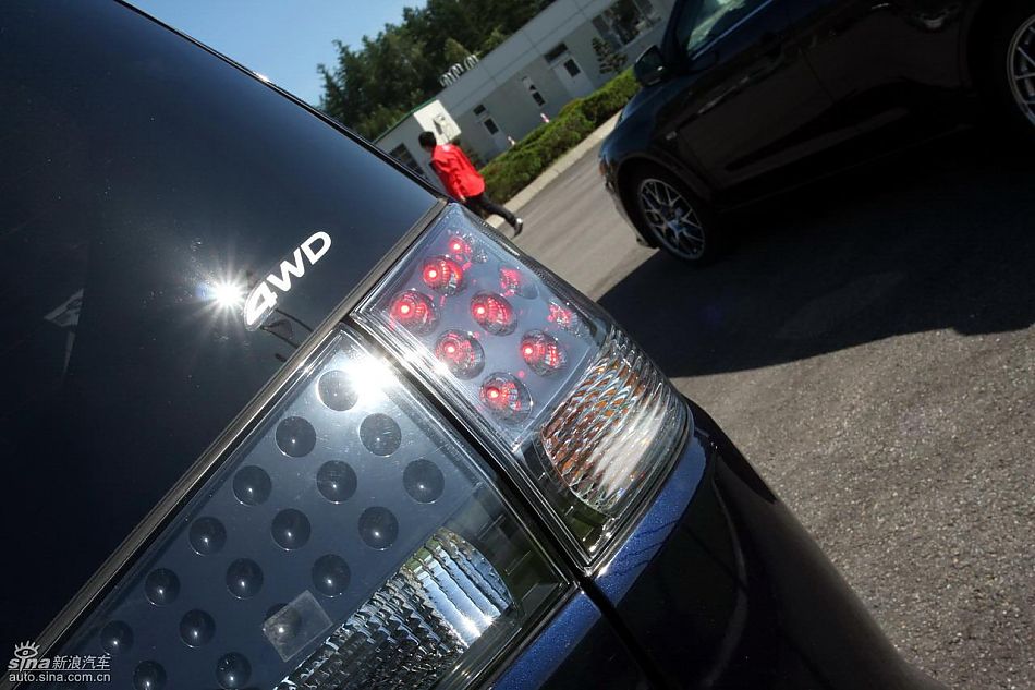 2010款三菱欧蓝德EX外观实拍图