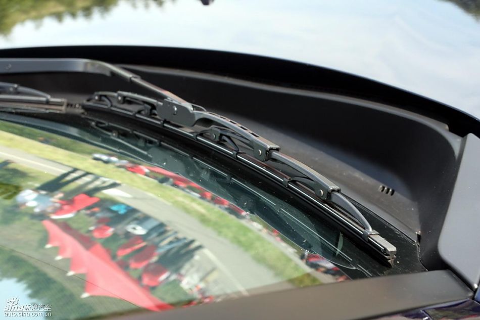 2010款三菱欧蓝德EX外观实拍图