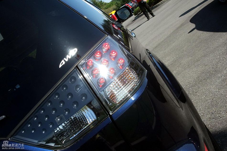 2010款三菱欧蓝德EX外观实拍图