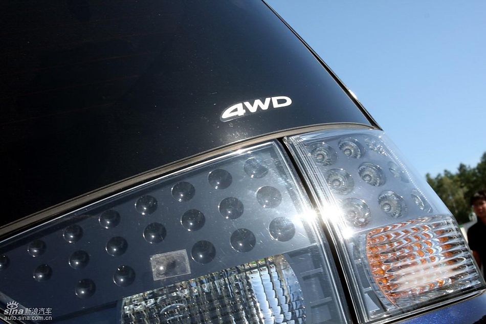 2010款三菱欧蓝德EX外观实拍图