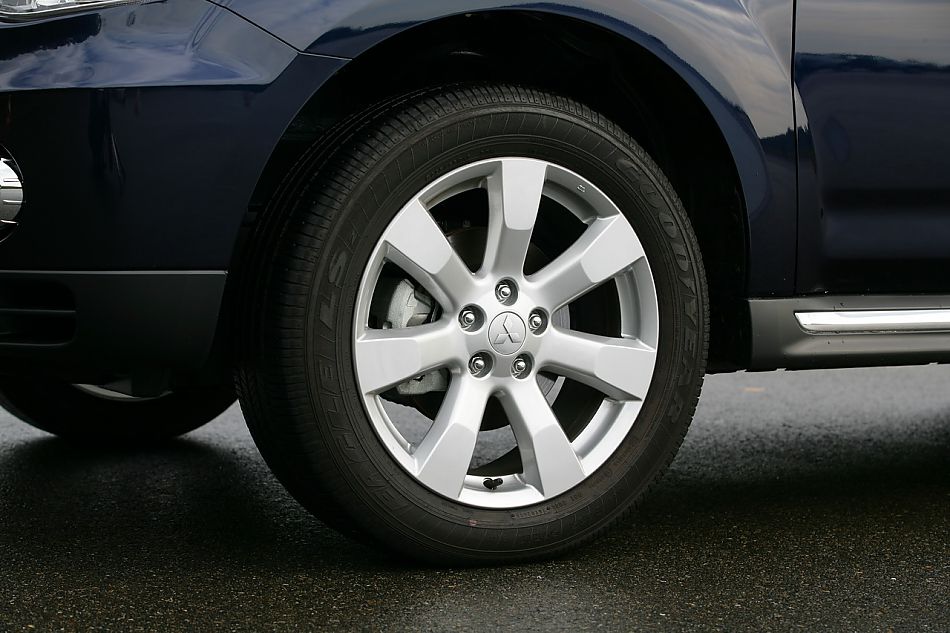 2010款三菱欧蓝德外观资料图