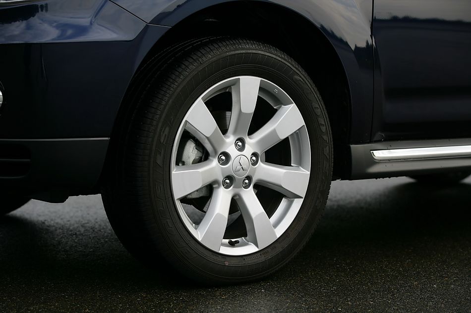 2010款三菱欧蓝德外观资料图