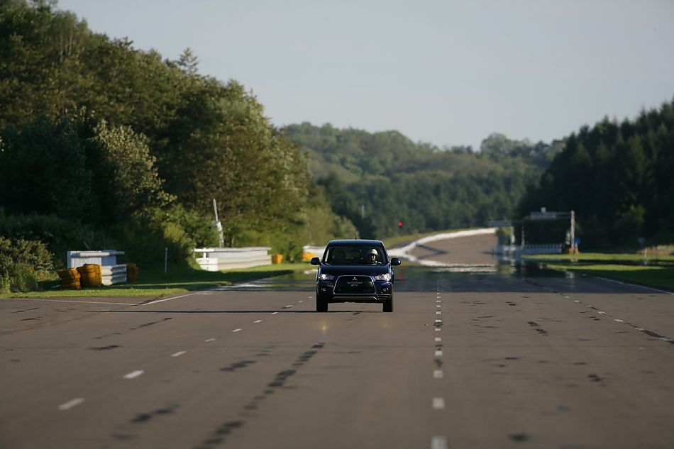 2010款三菱欧蓝德资料图