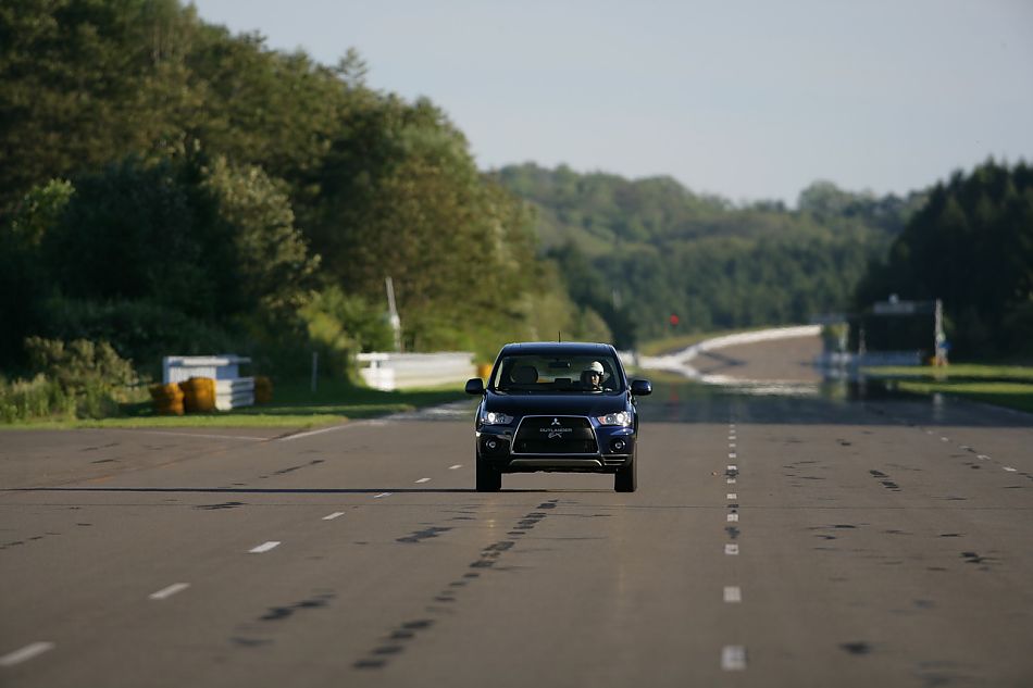 2010款三菱欧蓝德资料图