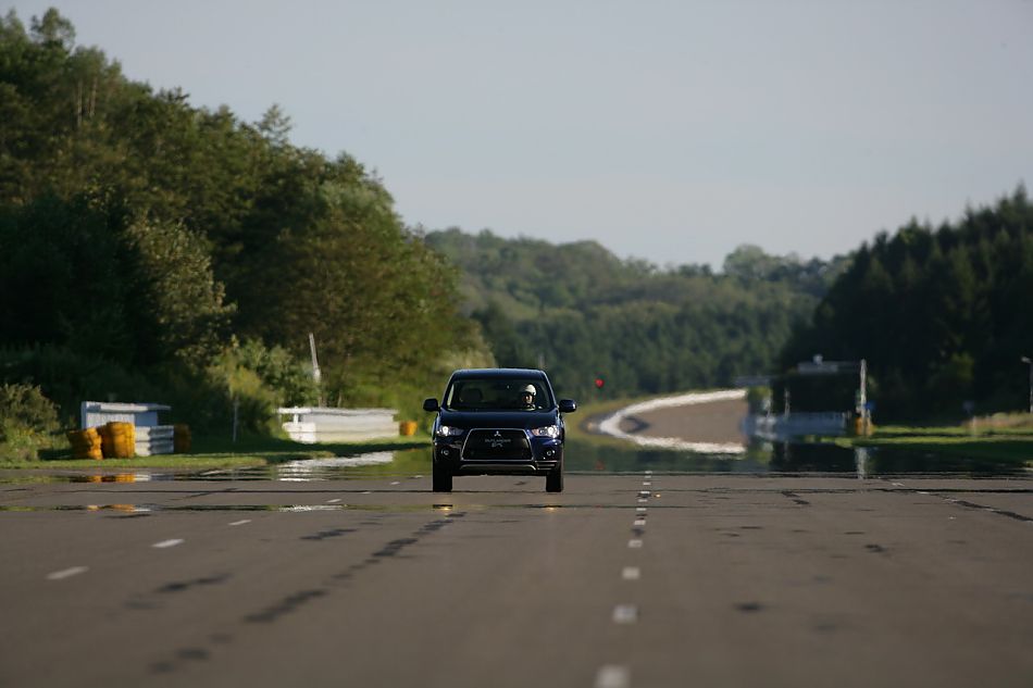 2010款三菱欧蓝德资料图