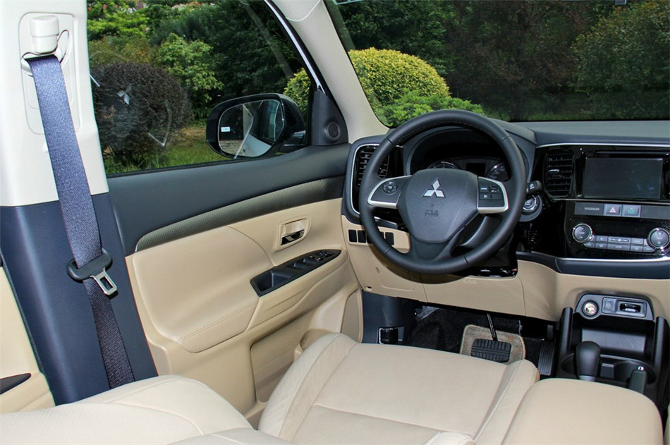 2013款 2.4L CVT 四驱 豪华导航版 7座 内饰