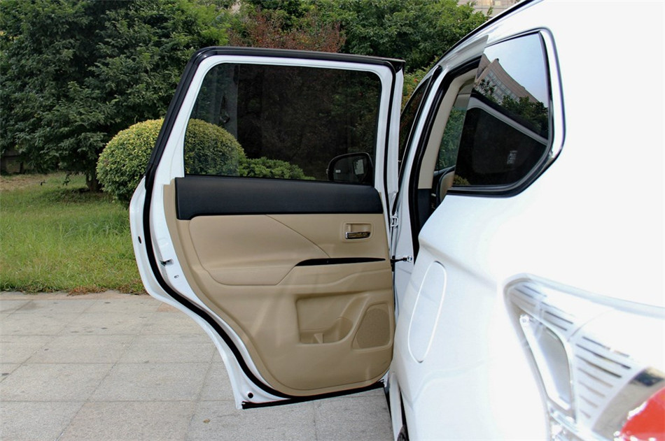 2013款 2.4L CVT 四驱 豪华导航版 7座 座椅空间