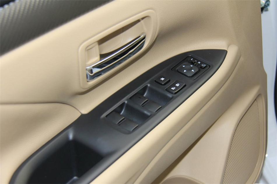 2013款 2.4L CVT 四驱 豪华导航版 7座 座椅空间