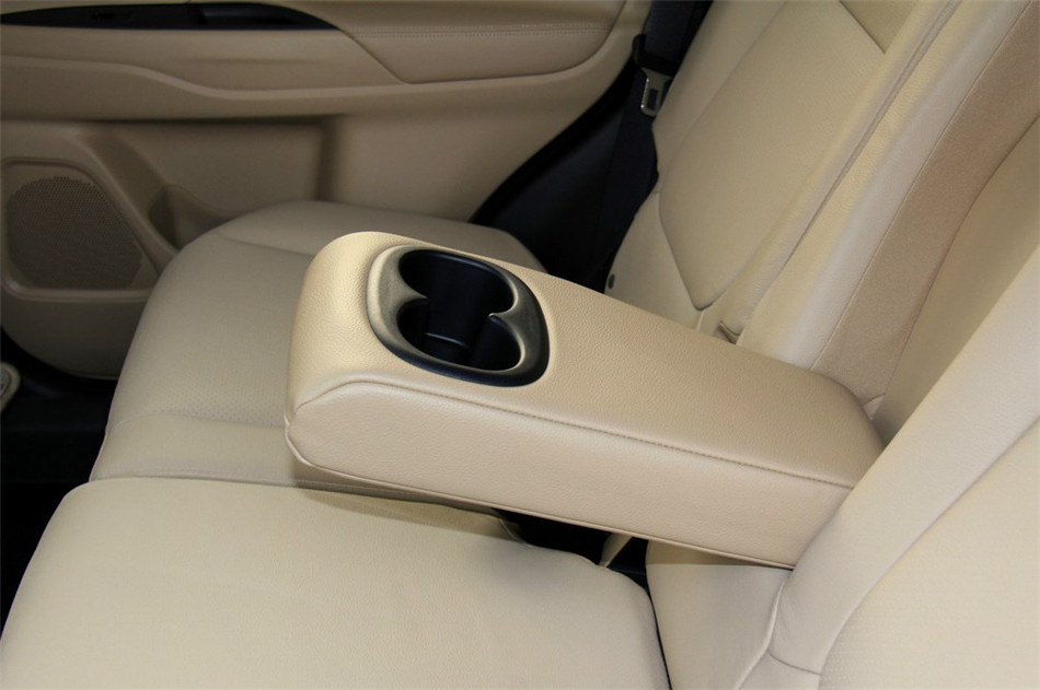 2013款 2.4L CVT 四驱 豪华导航版 7座 座椅空间