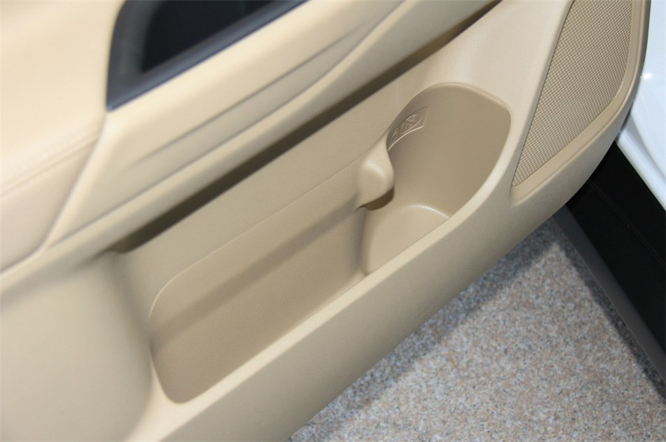 2013款 2.4L CVT 四驱 豪华导航版 7座 座椅空间