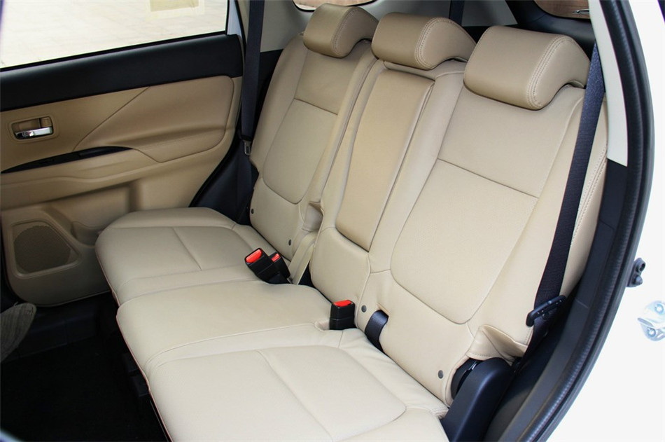 2013款 2.4L CVT 四驱 豪华导航版 7座 座椅空间