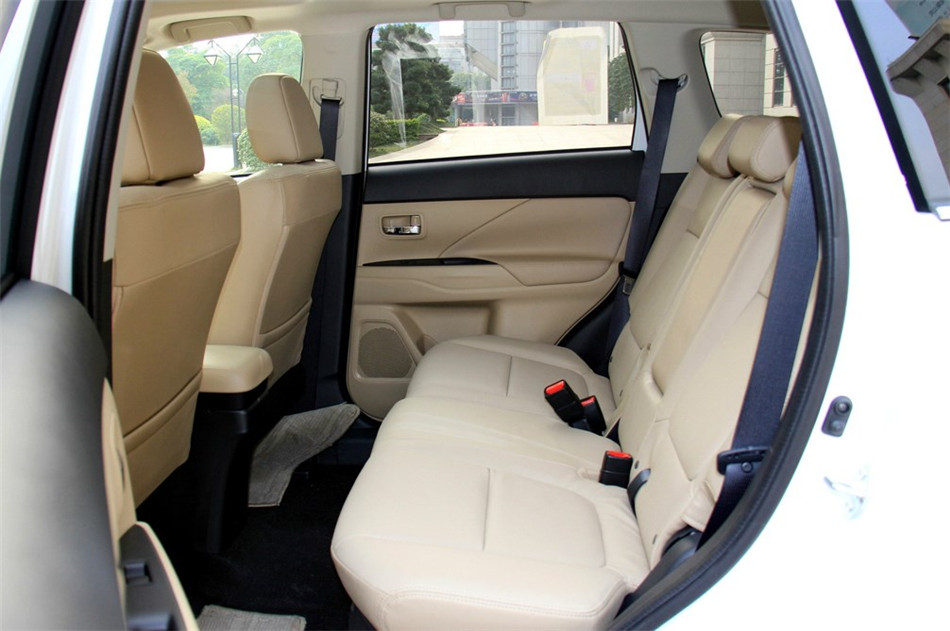 2013款 2.4L CVT 四驱 豪华导航版 7座 座椅空间