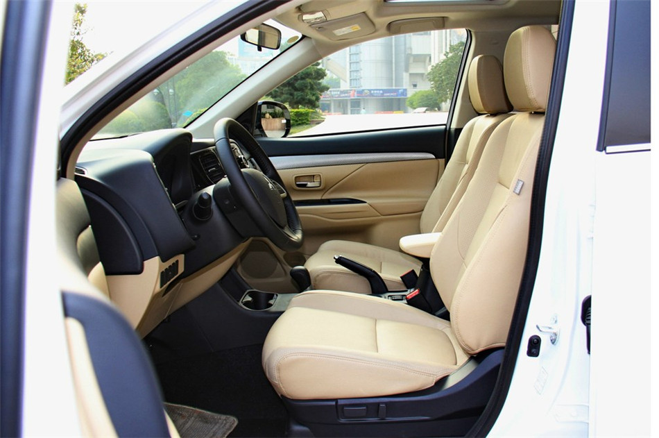 2013款 2.4L CVT 四驱 豪华导航版 7座 座椅空间