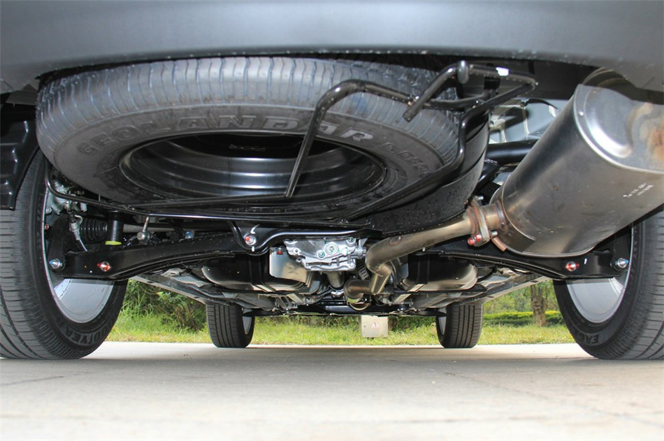 2013款 2.4L CVT 四驱 豪华导航版 7座 引擎底盘